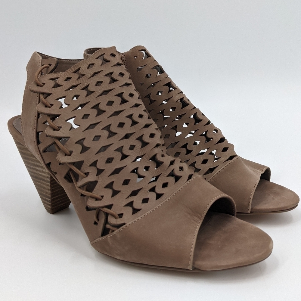 NWT VINCE CAMUTO Emberla Sandals